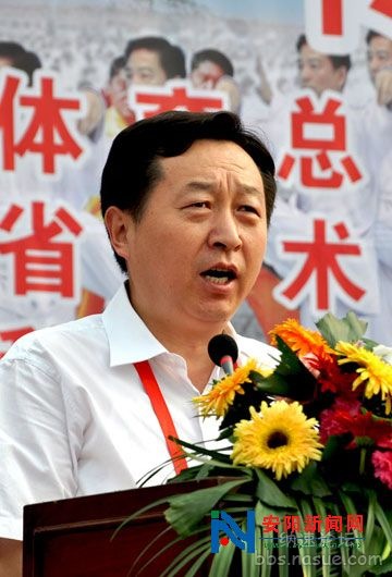 安阳市委副书记、市长张笑东宣布开幕