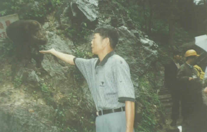 为峨眉山野猴喂食.jpg